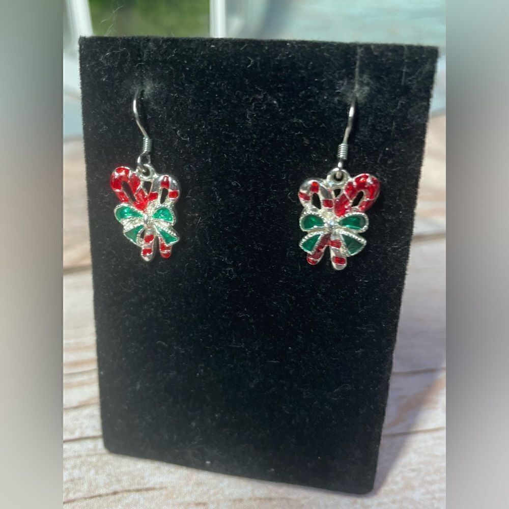 🎄❤️🎄 White and Red Candy Cane Earrings NWOT